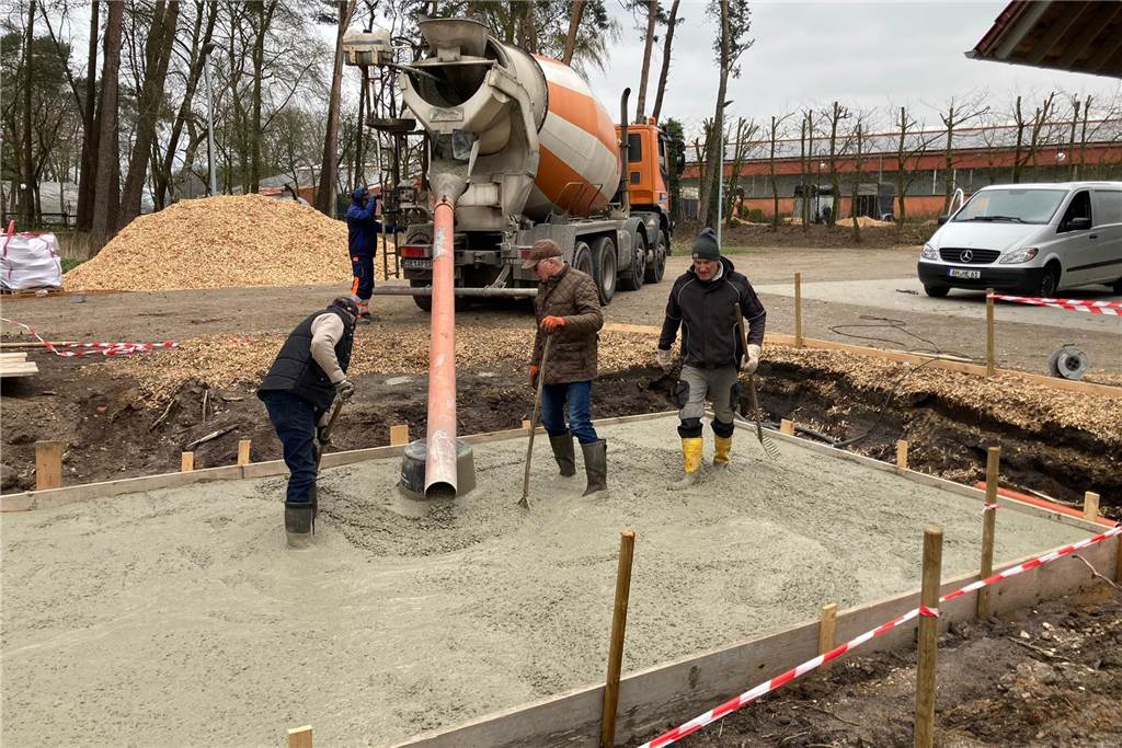 Barfuß durch den Sommer: Tretbecken und Barfußpfad in Südlohn fast fertig Schon vor einigen Wochen wurde das Fundament für das sechs mal vier Meter großBecken gelegt.