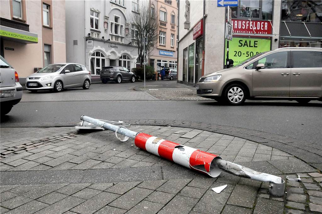 Verkehrsschild am Postplatz schon wieder umgefahren: Im Vorjahr vier Mal Schon wieder lag das Verkehrsschild auf der Ecke Postplatz/Bahnhofstraße am Mittwochmorgen (7.2.) nach einem Verkehrsunfall am Boden.