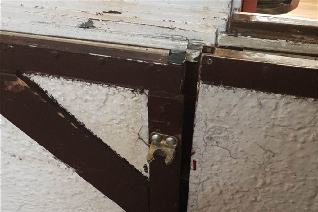 Schon wieder Einbruch in Hettis Grillhütte: Täter nehmen nicht nur volle Getränkekisten mit Schon wieder sind unbekannte Täter in den Imbisswagen Hettis Grillhütte eingebrochen. Dieses Mal hebelten sie die Eingangstür mit einem Bolzenschneider auf.