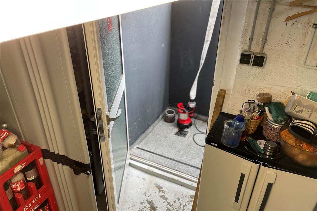 Das nächste „Schlammmassel“ für Familie Fritz aus den Aapwiesen Schon wieder vollgelaufene Keller in den Aapwiesen: Ickerner sind nach dem Unwetter in der Nacht zu Donnerstag erneut heimgesucht worden. Mit diesen Tauchpumpen bekamen sie das Wasser wieder raus. Aber der Schlamm machte viel, viel Arbeit.