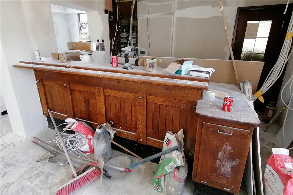 Krieg, Corona und ein Schaltkasten verzögern Eröffnung von Dortmunder Restaurant Schon zu Beginn der Bauarbeiten war klar: Der alte Schaltkasten (li.) hat ausgedient. Die Kabel der aufwändigen Elektroinstallation führen in einen neuen Schaltschrank (re.).