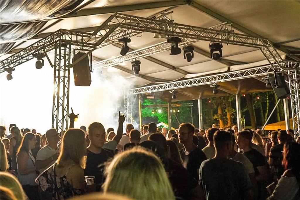 Menschen feiern beim Blaulichtsommerfest des THW.
