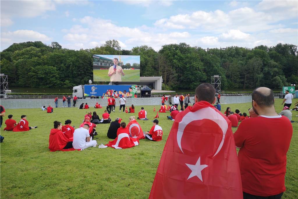 Großer Andrang zum Deutschland-Spiel erwartet: Public Viewing für 50.000 Fans Zusätzliche Leinwand für Public Viewing an der Buschmühle im Westfalenpark Dortmund