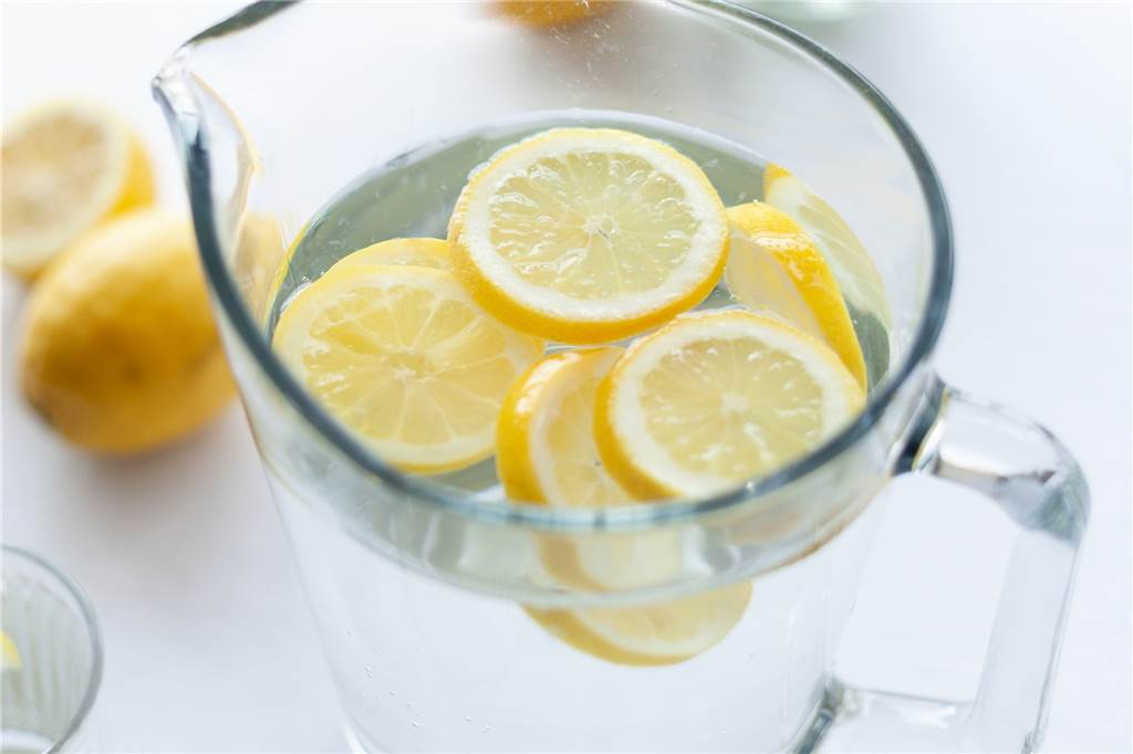 Heiße Tage durchstehen: Perfekte Durstlöscher und hilfreiche Tipps Schorlen, kalte Tees, Iso-Drinks und selbstgemachte Limonaden - verzichten Sie am besten auf Cola, Kaffee oder Alkohol.