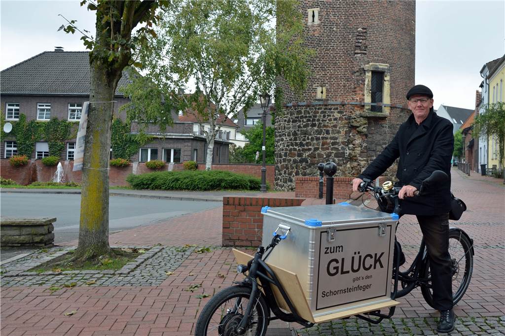 Heizen mit Holz: Die Halterner bereiten sich auf den nächsten Winter vor Schornsteinfeger Michael Wollbrink vor dem Siebenteufelsturm in Haltern