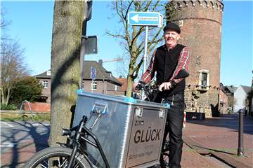 Schornsteinfegermeister Michael Wollbrink nutzt schon seit mehreren Jahren ein Lastenfahrrad, um zu seinen Einsätzen in Haltern zu fahren.