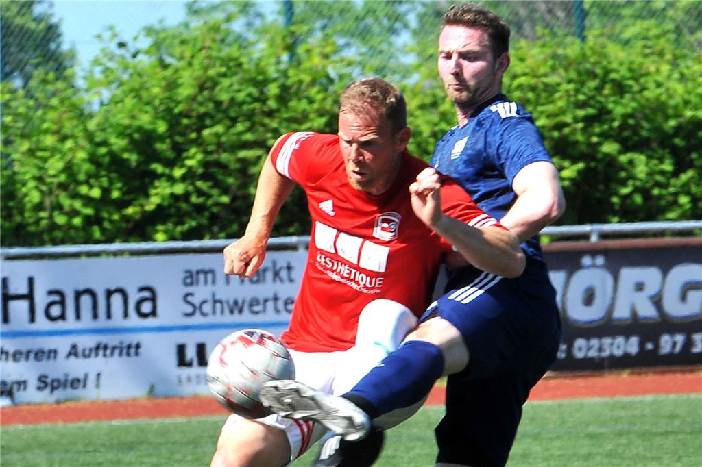 Vor Abstiegsduell: Ergste-Coach ist sauer auf einige Spieler und kritisiert Einstellung Schoss das frühe 1:0: David Flamme (l.)