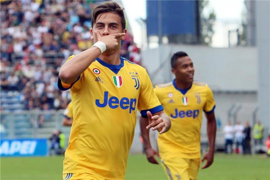 Juventus holt vierten Saisonsieg mit Dreierpack von Dybala Schoss Juventus im Alleingang zum Sieg: Paulo Dybala (l). Foto: Elisabetta Baracchi