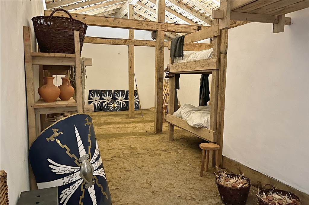 Escape Room am Römermuseum eröffnet: Wir durften die neue Attraktion testen Schotterboden, nackte Dachziegeln, Holzbalken: Das Wachhaus ist originalgetreu wieder aufgebaut worden.