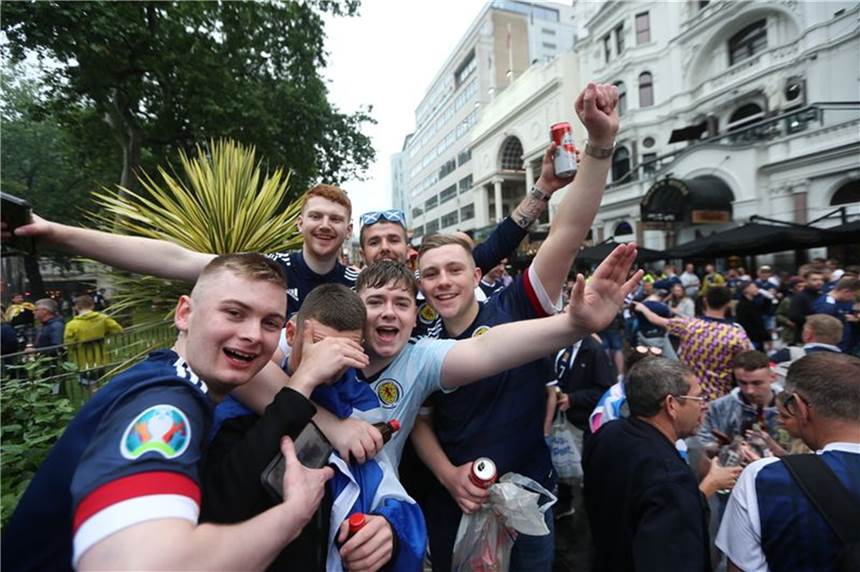 Anstieg der Corona-Fälle bei EM - Menschenmassen in London Schottische Fans waren am weitaus stärksten im Zusammenhang mit der EM von Corona betroffen.