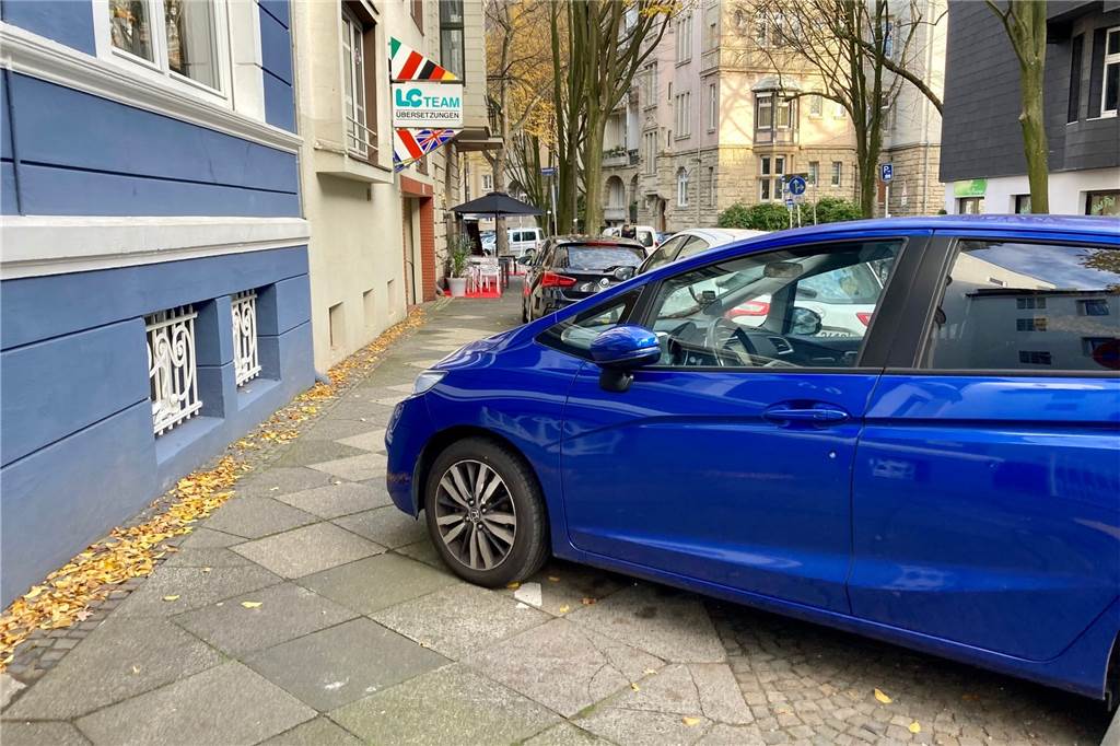 Parkplatz-Not durch Fahrradstraße - Anwohner fordern Gesamtkonzept Schrägparken wird künftig in der Arndtstraße streng geahndet.