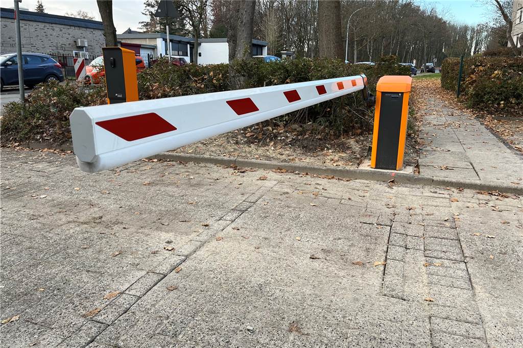 Schranken wie diese stehen neuerdings an vielen Parkplätzen an Barth- und Brechtstraße in Scharnhorst-Ost