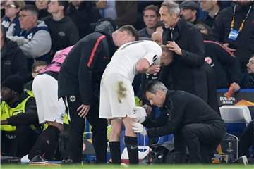 Schreck in Chelsea: Sebastian Rode (M.) von Eintracht Frankfurt ist verletzt und wird neben Trainer Adi Hütter (2.v.r.) medizinisch behandelt.