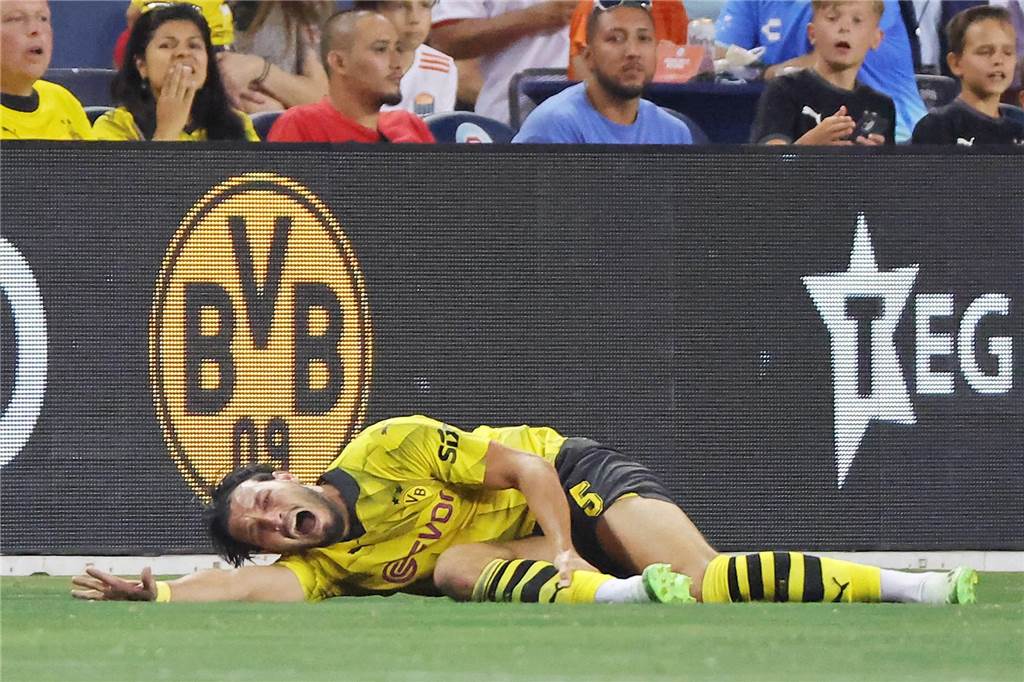 Bensebaini gibt dem BVB Stabilität: Neuzugang findet Balance zwischen Offensive und Defensive Ramy Bensebaini liegt auf dem Rasen und hält sich den Knöchel.