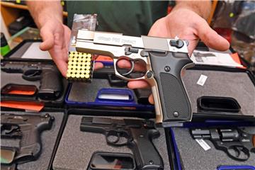 Schreckschusswaffen und Patronen im Waffengeschäft „Waffen Rummer“: In ganz Deutschland sind aktuell mehr als 587.000 kleine Waffenscheine registriert. Foto: Uli Deck