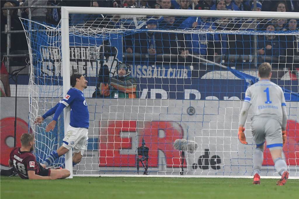 Schalke-Abwehrspieler Benjamin Stambouli: „Mut ist das Wichtigste im Fußball“ Schrecksekunde: Benjamin Stambouli knallt gegen den Torpfosten.