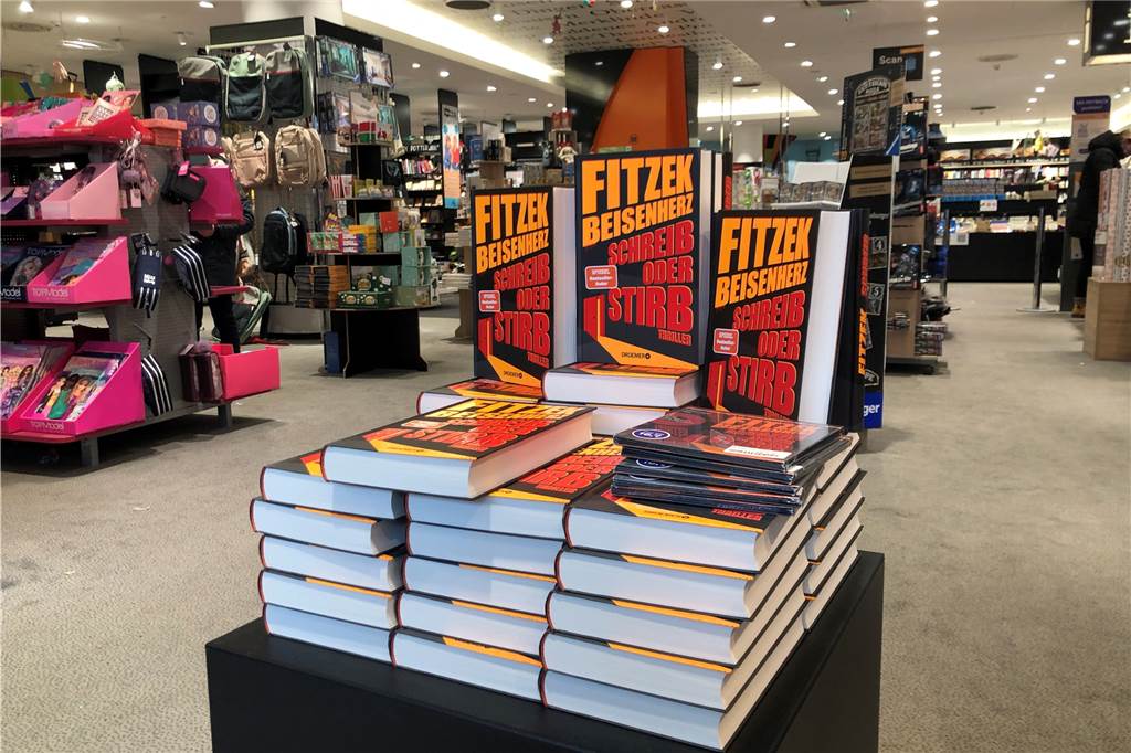 Micky Beisenherz schrieb Thriller mit Bestsellerautor Sebastian Fitzek "Schreib oder stirb" heißt das Werk von Sebastian Fitzek und Micky Beisenherz, das auf der Spiegel-Bestsellerliste schon auf Platz 1 gelandet ist.