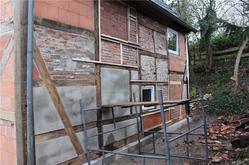 Schritt für Schritt zum schicken Fachwerkhaus. Dort wo alte Ziegel waren, sollen bald weiße Platten die Wände des Hauses schmücken.