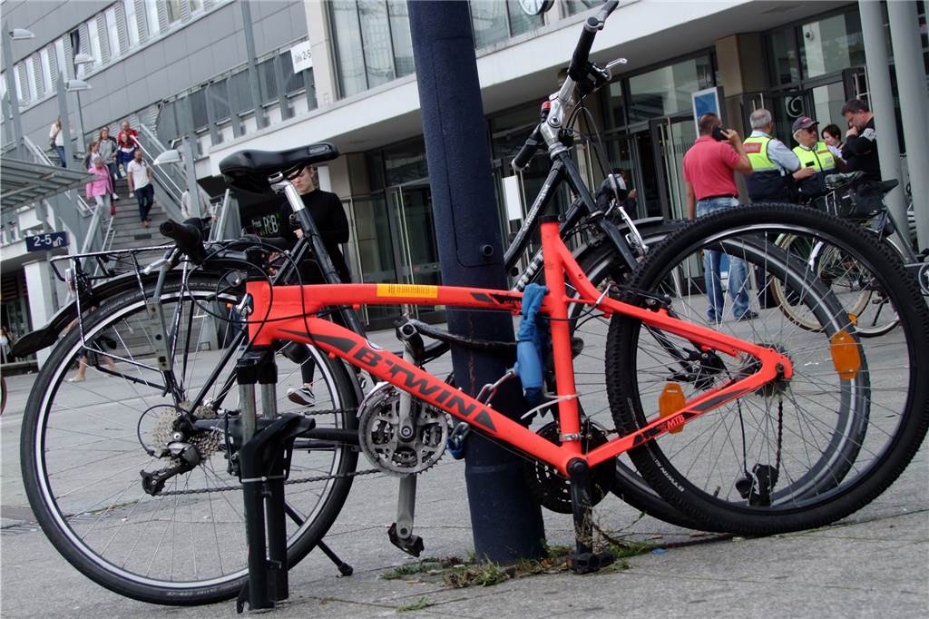 Warum vermooste Fahrradleichen so lange herumstehen können Schrotträder stehen auch rund um den Hauptbahnhof herum.