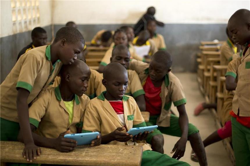 Schüler arbeiten in Baigai (Kamerun) mit Tablets. Foto: Prinsloo/Unicef
