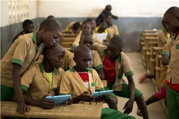 Schüler arbeiten in Baigai (Kamerun) mit Tablets. Foto: Prinsloo/Unicef
