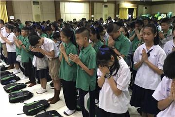 Schüler beten in der Mae Sai Prasitsart School in Chiang Rai, die sechs der zwölf geretteten Jungen besuchen. Foto: Johnson Lai/AP