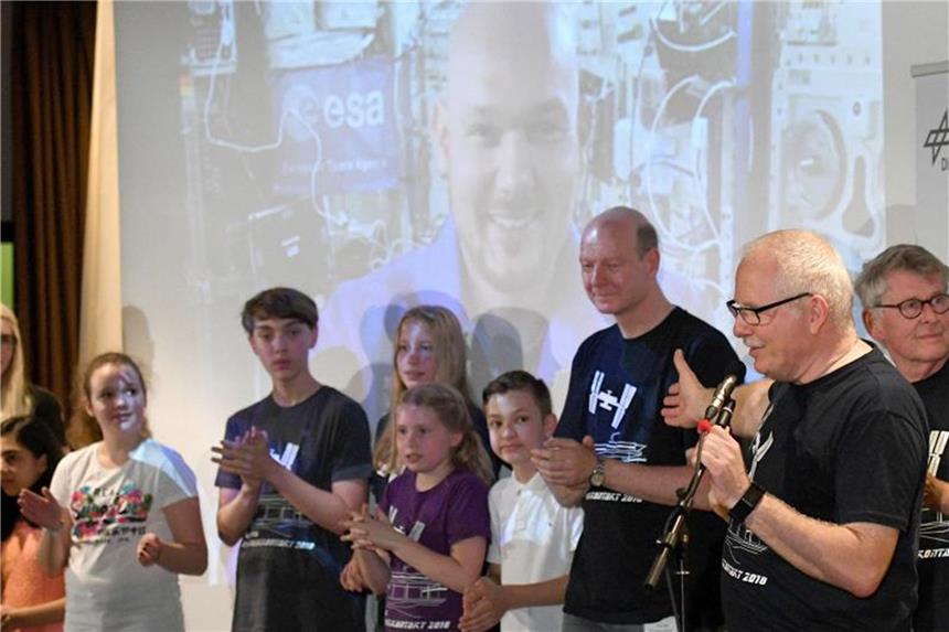 Schüler plaudern live mit „Astro-Alex“ Schüler chatten live mit Astro-Alex. Foto: Henning Kaiser