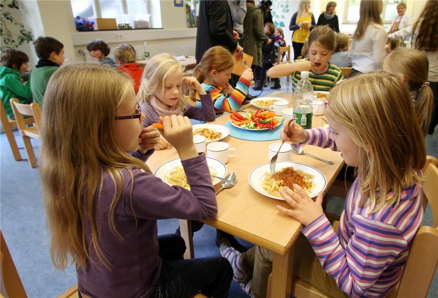 Das ist die neue Regelung der Offenen Ganztagsschule in Haltern Schüler der Drusenbergschule in Bochum essen am 09.10.2012 ihr Mittagessen. Der nordrhein-westfälische Verbraucherschutzminister hat die offene Ganztagsschule im Rahmen einer Überprüfung auf Schulhygiene und Ernährungsqualität ausgezeichnet. Foto: Roland Weihrauch dpa/lnw +++(c) dpa - Bildfunk+++ | Verwendung weltweit