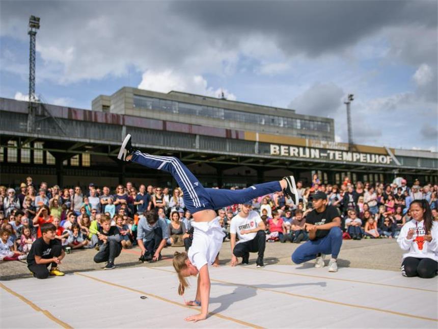 Dercons Volksbühne mischt sich unter das Volk Schüler der Flying Steps Akademie in action. Foto: Gregor Fischer