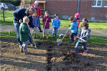 Schüler der Grundschule Capelle und Kindergartenkinder säten auf einer Wiese im Dorfpark Wildblumen aus und legten an der Schule einen Kartoffelacker an.