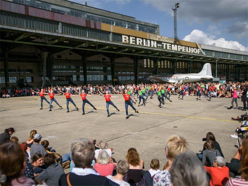 Dercons Volksbühne mischt sich unter das Volk Schüler der Staatlichen Ballettschule Berlin tanzen am auf dem ehemaligen Flugfeld. Foto: Gregor Fischer