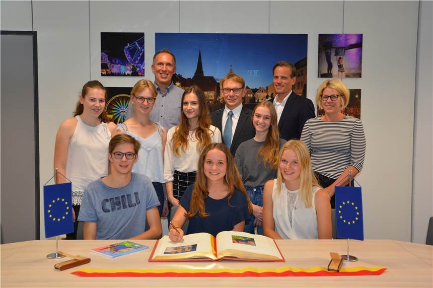 Kinderbuch-Autoren durften sich ins goldene Buch der Stadt eintragen Schüler des St.-Christophorus-Gymnasiums durften sich ins goldene Buch von Werne eintragen.