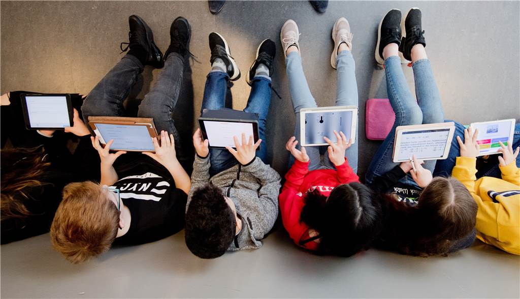 Schummeln mit dem iPad: „Heimlich im Unterricht Netflix-Serien geguckt“ Schüler einer 7. Klasse lernen mit iPads im Mathematik-Unterricht. Doch wie lässt sich überprüfen, ob sie im Unterricht Netflix-Serien schauen oder Dinge bei Amazon bestellen?