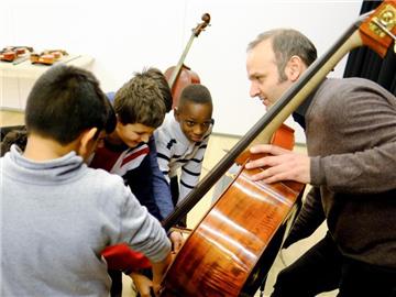 Schüler einer fünften Klasse probieren Instrumente aus. Foto: Axel Heimken
