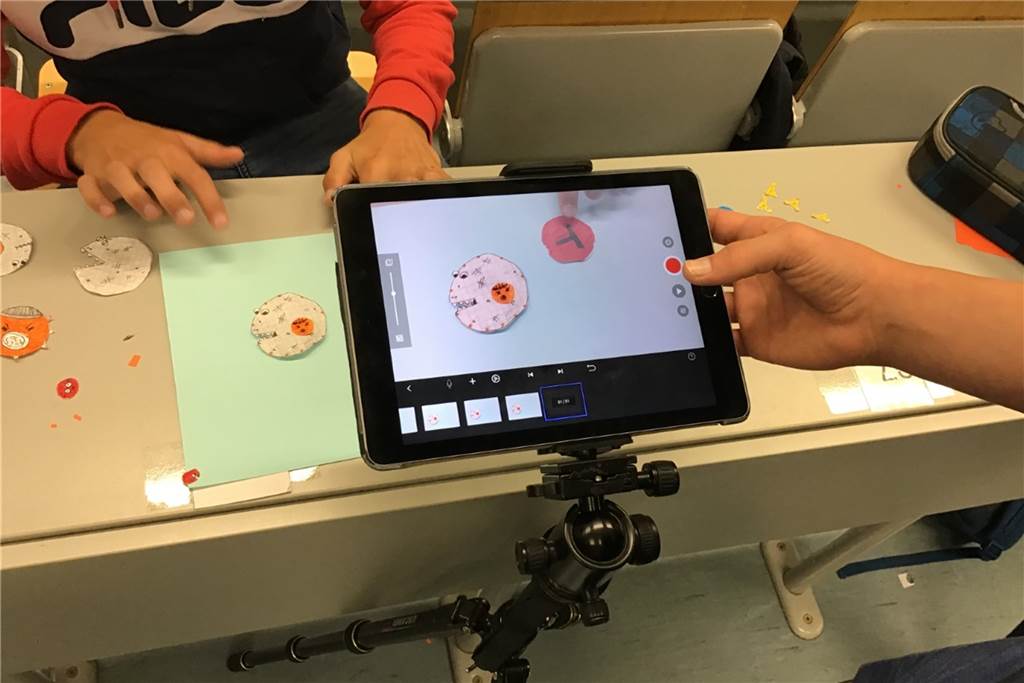 „iPads sind kein Allheilmittel“: Anne-Frank-Gymnasium ist digital gut aufgestellt Schüler erstellen mit dem Tablet ein Stop-Motion-Film zum Thema Immunsystem.