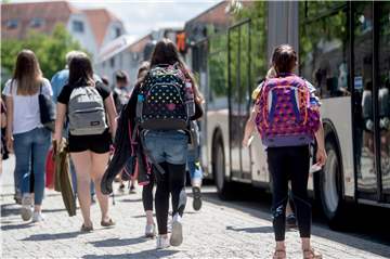 Schüler fahren vorerst nach altem Fahrplan zur Schule.