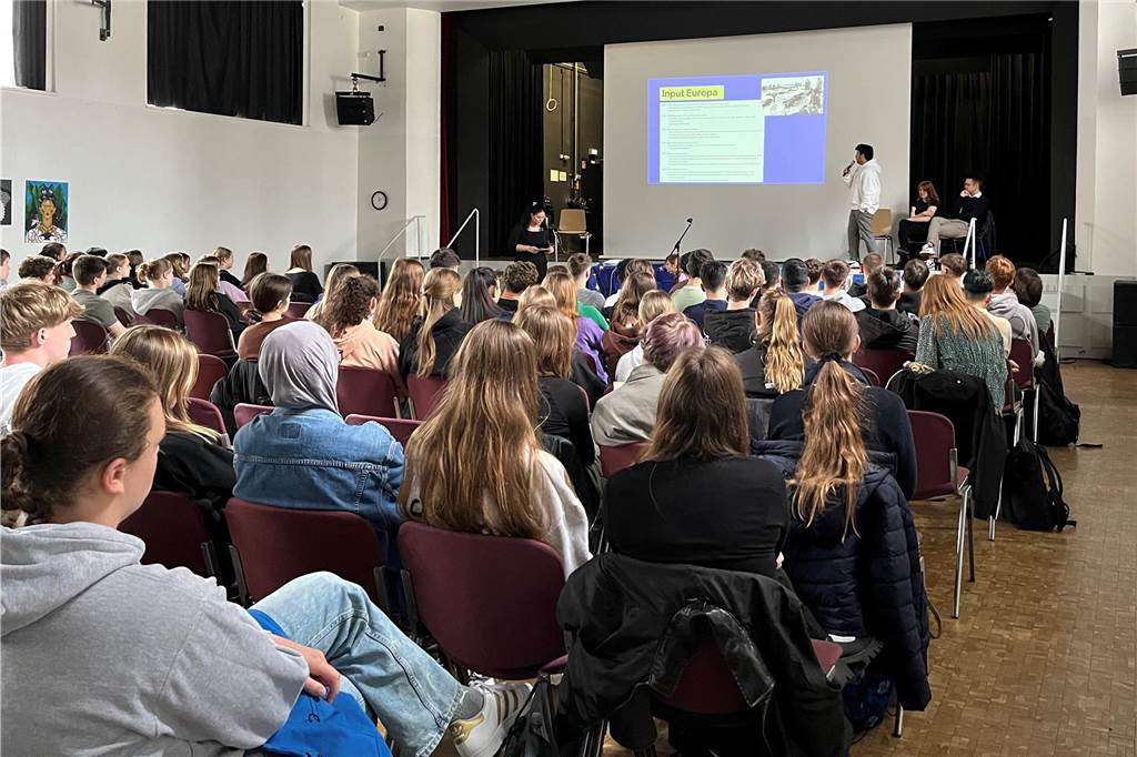 Drei Parteien, ein Raum voller Schüler und eine große Aufgabe Schüler für Europa zu begeistern, ist keine leichte Aufgabe. Gerade an einem Montag in der fünften und sechsten Stunde nicht.