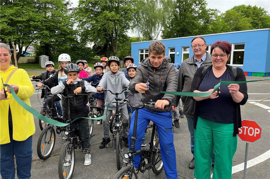 Neuer Fahrradparcours an Paul-Dohrmann-Schule eröffnet Schüler Hamzah durchschnitt das symbolische Band zur Eröffnung des Fahrradparcours an der Paul-Dohrmann-Schule. Die SPD-Ratsvertreter Rüdiger Schmidt (2.v.r.) und Anja Kirch (r.) haben sich dafür eingesetzt