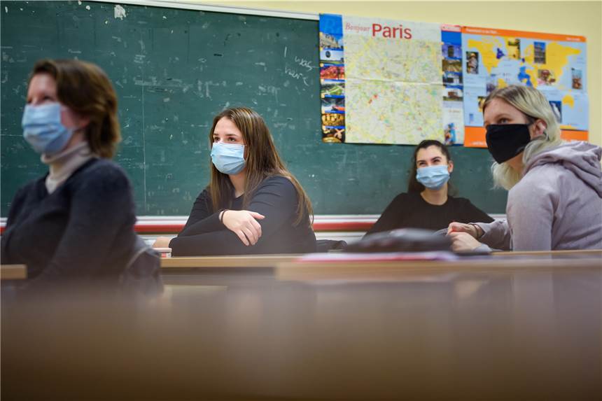Schüler in NRW kehren schon bald in den Schulunterricht vor Ort zurück Schüler in Nordrhein-Westfalen sollen ab dem 31. Mai bei stabilen Inzidenzen unter 100 wieder täglich in den Präsenzunterricht zurückkehren.