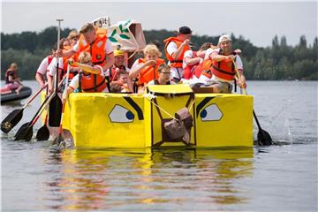 Schüler paddeln in ihrem Papierboot auf dem Lippesee. Foto: Friso Gentsch