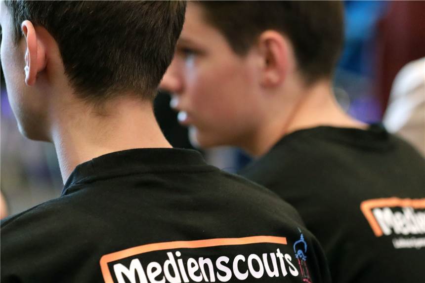 Schüler der Gesamtschule Olfen sind jetzt Medienscouts Schüler sind vielfältig digital unterwegs. Das kann auch zu Problemen führen. Medienscouts bieten hier Hilfe auf Augenhöhe.