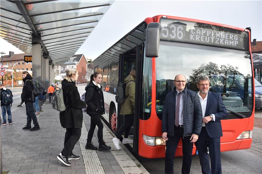 Selmer Berufsschüler kommen nun von Werne mit dem Bus nach Hause: Linien 530 und 536 erweitert Schüler steigen in die neue Busverbindung nach Cappenberg. Vor dem Bus: der stellvertretende Schulleiter des Freiherr-vom-Stein Berufskollegs Jürgen Artmann (l.) und Andreas Feld, Leiter des Verkehrsmanagements der VKU.