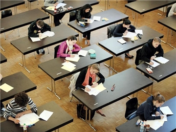 Schüler während Abiturprüfungen. Foto: Federico Gambarini/Archiv