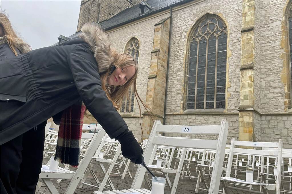111 Kerzen für 111 Verstorbene: Schüler gedenken der Zwangsarbeiter Schülerin Mariella Strehl zündet eine Kerze an.