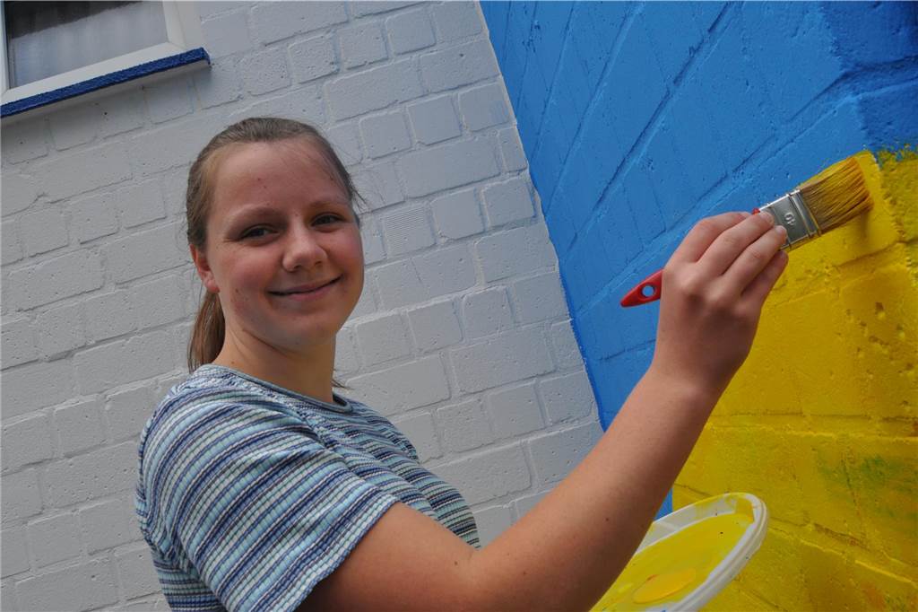Schülerinnen aus einem Kunstkurs des Städtischen Gymnasiums haben eine Wand am Eingangbereich des Freibads künstlerisch gestaltet. Das Projekt wurde mit 500 Euro von der Volksbank unterstützt.