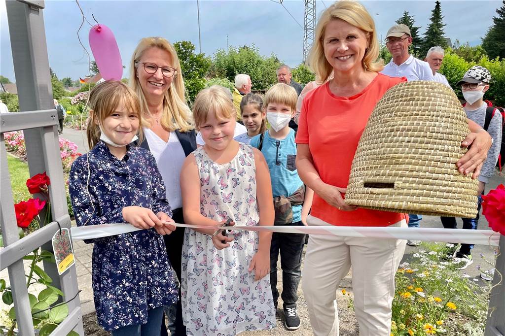 Neuer Lehrgarten im Dortmunder Süden: Das interessiert sogar den Bundestag Schülerinnen der Adolf-Schulte-Schule eröffneten den Lehrgarten zusammen mit Sandra Eull (Sparkasse, links) und Sabine Poschmann (SPD-Bundestagsabgeordnete).