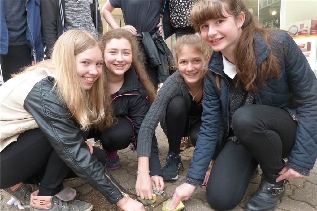 Vor allem für Kunst: Mitte-Konferenz vergibt so viel Geld wie nie Schülerinnen des St. Ursula-Gymnasiums im Jahr 2015 bei der Reinigung der Stolpersteine.