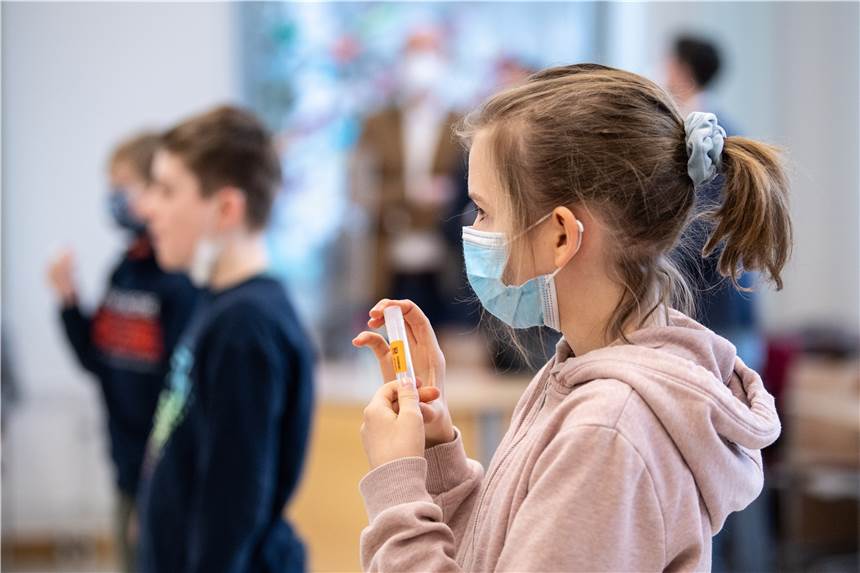 Inzidenz in Dortmund sinkt - aber „junge Welle“ bei Infektionen hält an Schülerinnen und Schüler beim Corona-Test: Ihre Altersgruppe ist in Dortmund nach wie vor besonders stark von Corona-Neuinfektionen betroffen.