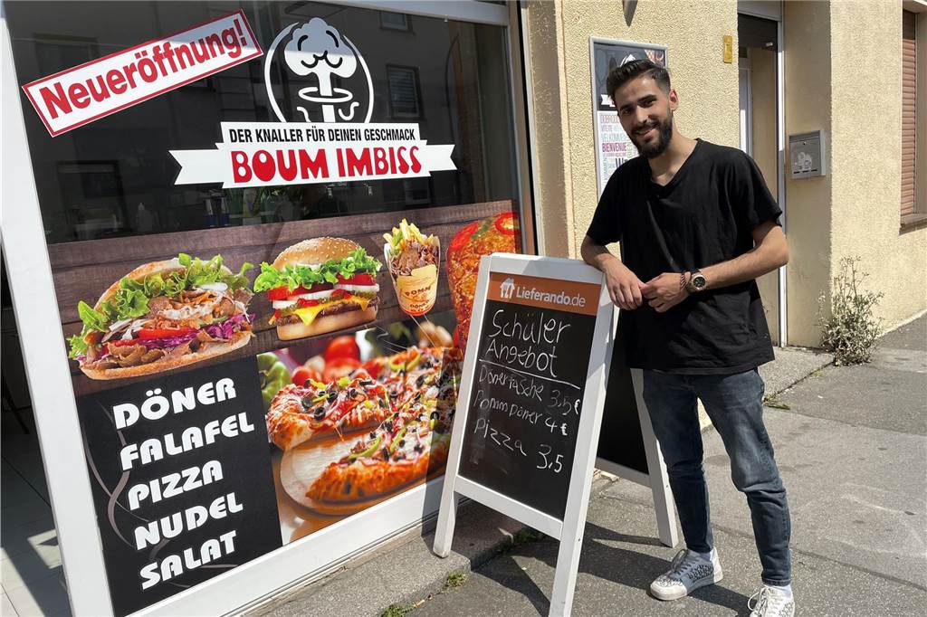 Student Hasan Abeed (21) lebt und lernt in seinem Kirchlinder Imbiss Schülerinnen und Schüler bekommen bei Hasan Assad Gerichte zu Sonderpreisen.