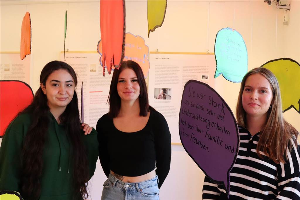 Neue Ausstellung im Jüdischen Museum: Aktiv werden und weitererzählen Amina, Kathi und Luisa waren am Sonntag stellvertretend für ihre Klasse bei der Eröffnung dabei.